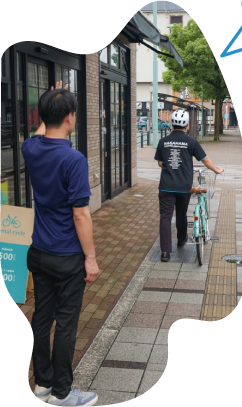 スタッフからレンタサイクルを受け取る様子