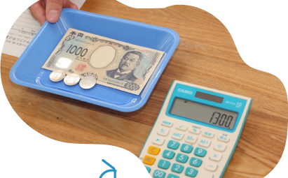 レンタル料金と預り金を支払う様子